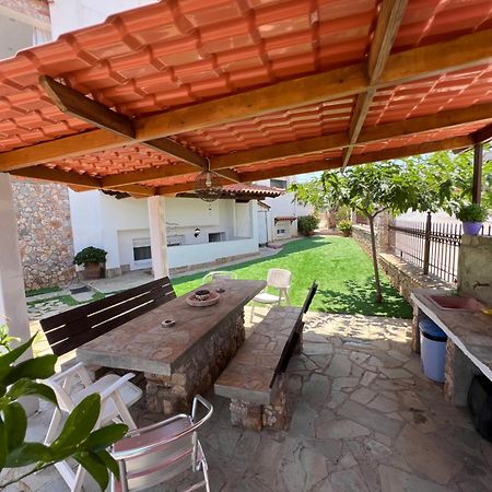 Apartment In Salamina With Garden & Sea View Selinia Exteriér fotografie