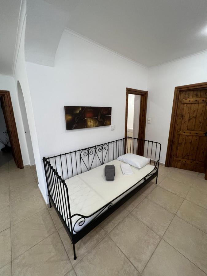 Apartment In Salamina With Garden & Sea View Selinia Exteriér fotografie