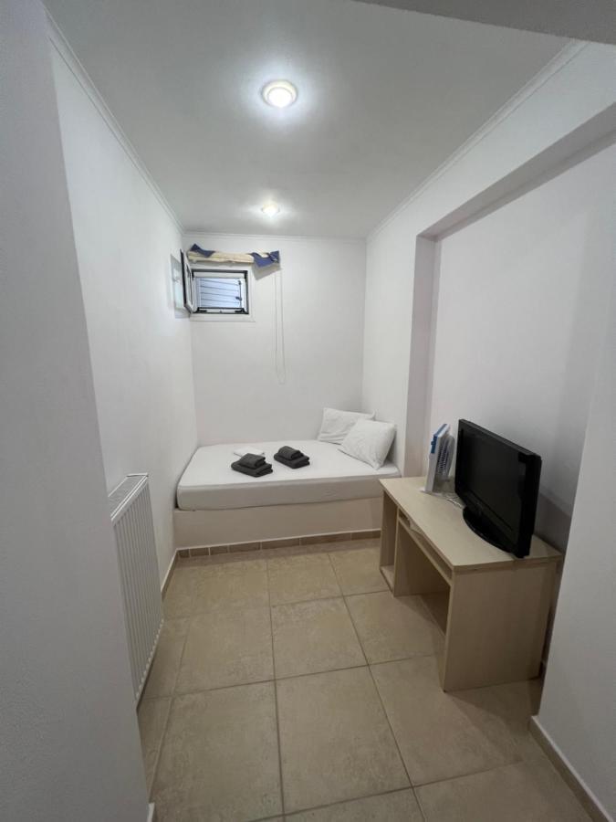 Apartment In Salamina With Garden & Sea View Selinia Exteriér fotografie